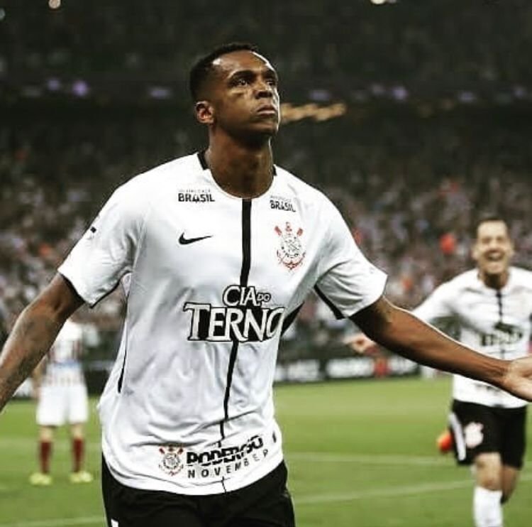 Jogador do Corinthians usando a camisa com a Companhia do Terno como patrocinadora master