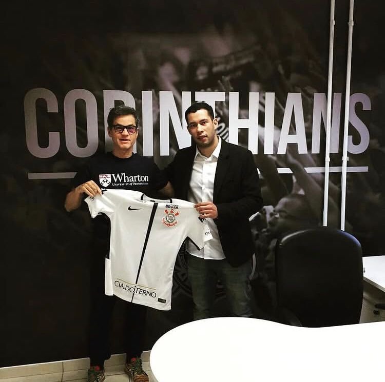 Saulo Lyra e o empresário da Companhia do Terno apresentando a camisa do Corinthians