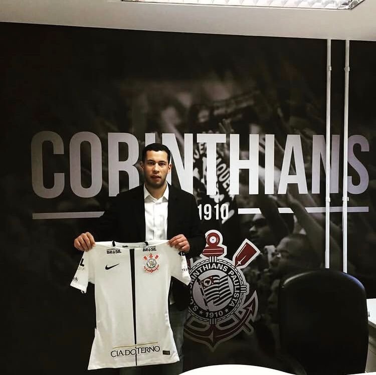 Saulo Lyra segurando a camisa do Corinthians com a marca Companhia do Terno